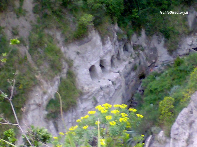 Le antiche grotte di Cavascura sulla spiaggia dei Maronti. (foto vacanze ad ischia)