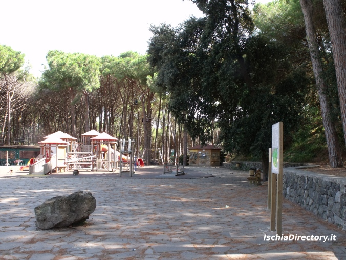 Ingresso alla pineta di Fiaiano (anticamente chiamata Arso). (foto vacanze ad ischia)