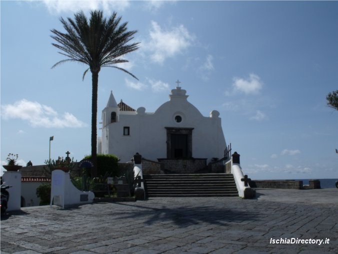 La chiesa � posta sul promontorio del Soccorso ed � circondata per tre lati dal mare. (foto vacanze ad ischia)