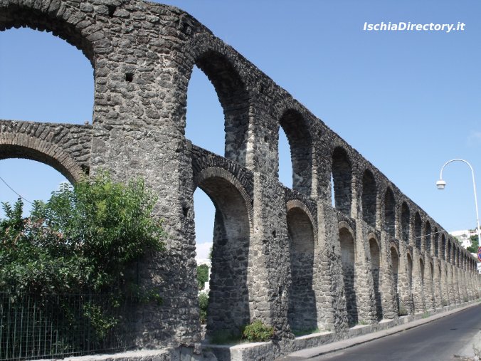 Antico acquedotto Romano che separa il comune di Ischia da Barano d�Ischia. (foto vacanze ad ischia)