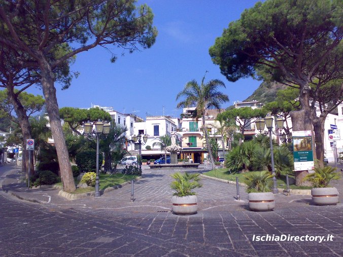 La piazza di Lacco Ameno nei pressi del Museo di Santa Restituta. (foto vacanze ad ischia)