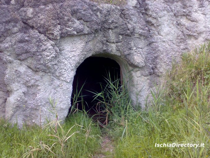 La Grotta nella Roccia usata dal popolo per ripararsi dalle incursioni nemiche. (foto vacanze ad ischia)