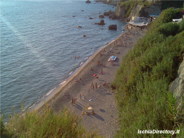 Spiaggia di Cava dell'isola, meta preferita dei giovani in vacanza. (foto vacanze ad ischia)